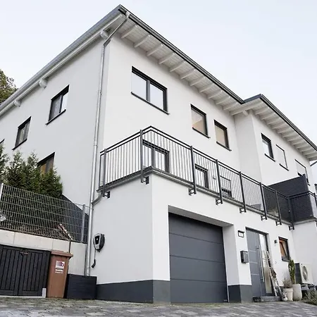 Grosse Stadtvilla Mit Whirlpool Villa *