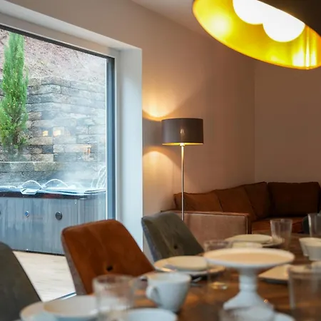 Grosse Stadtvilla Mit Whirlpool Villa